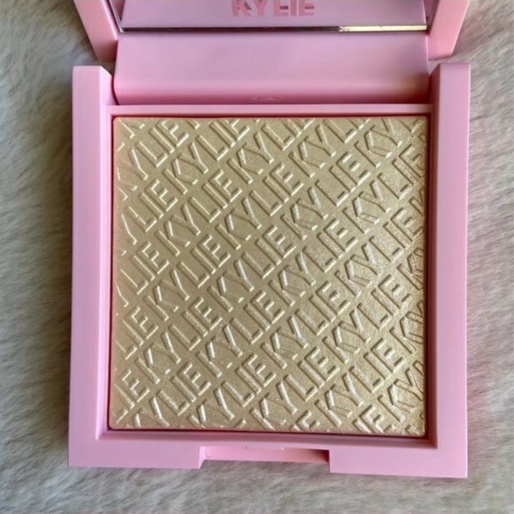 Kylie Jenner kylighter 020 Ice me out pressed illuminating powder New